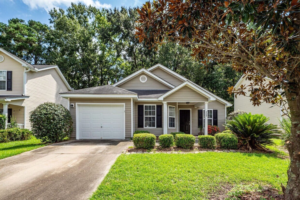 Foto principal - Charming move-in ready 3-bedroom, 2-bath!