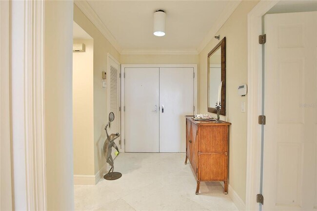 Building Photo - 775 Longboat Club Rd