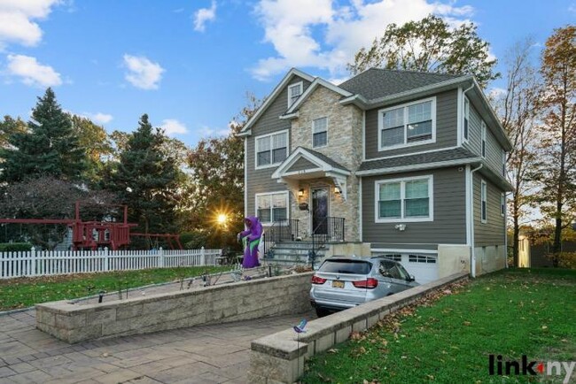 Building Photo - 4 bedroom in EASTCHESTER NY 10709
