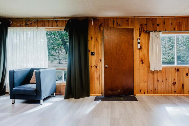 Photo du bâtiment - 80 Sand Bay Rd