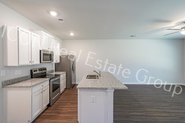 Building Photo - Beautiful 3-Bedroom Townhome with Modern Finishes & Prime Location!