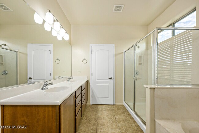 Foto del edificio - 4261 N Golden Ridge Ln