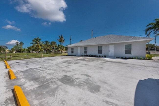 Building Photo - 1119 Osceola Dr
