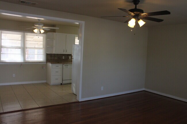 Foto del edificio - Updated 3 Bedrooms 1 Bath 1 Car Carport Available 12/10/2025