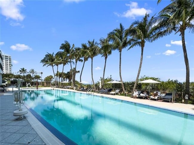 Foto del edificio - 6801 Collins Ave