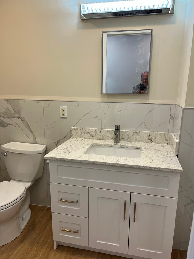 Building Photo - Luxury Renovated Unit