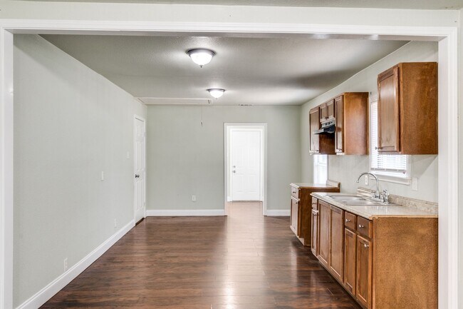 Building Photo - *FREE FIRST MONTH'S RENT/GRATIS PRIMER MES...