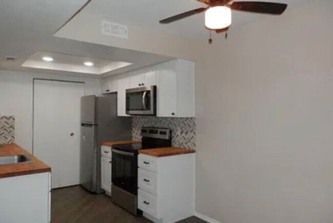 Foto del edificio - AVAILABLE 8/11 -  2 bed / 2 bath rennovate...