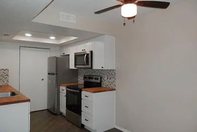 Building Photo - AVAILABLE 8/11 -  2 bed / 2 bath rennovate...
