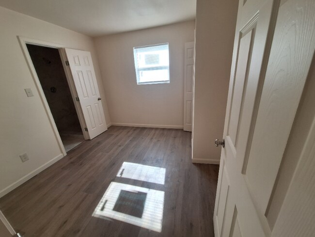 Building Photo - 619 Oakwood Ln