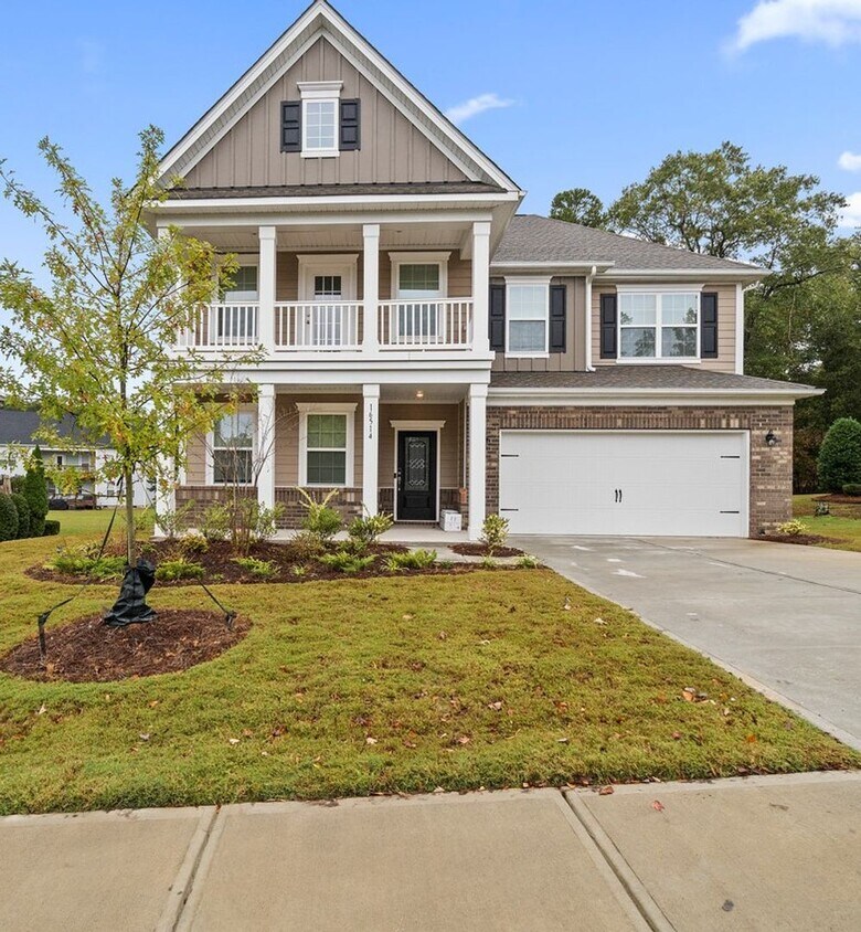 Foto principal - This Almost New Construction home, with 5 bedrooms & 4 baths