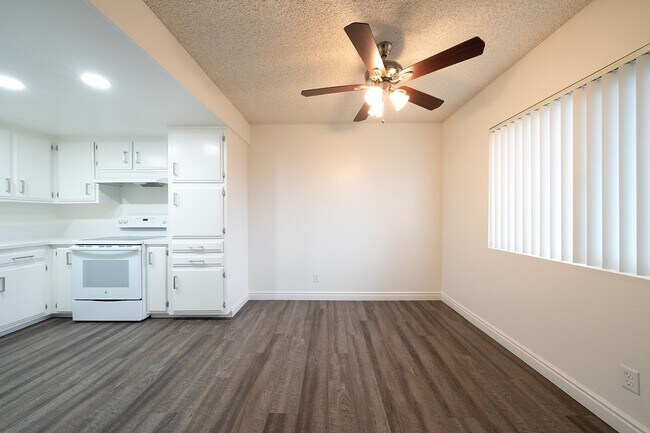 Foto del edificio - 1145 Meadow Lake Dr