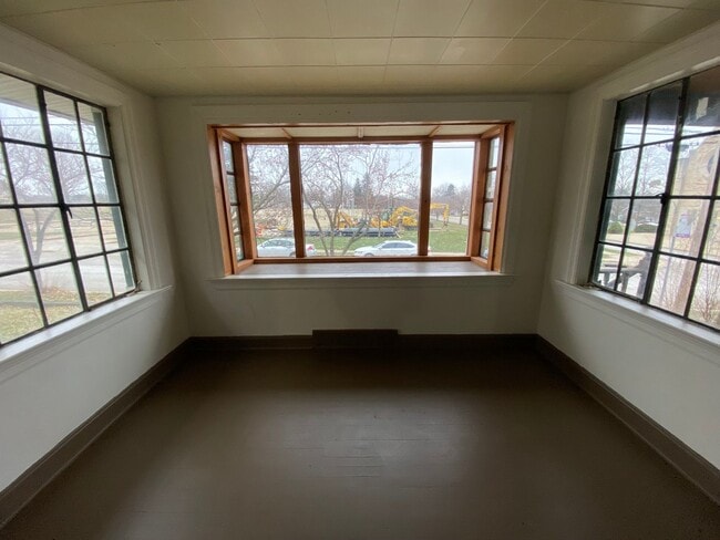 Foto del edificio - Room to Spread Out: 4BR/1.5BA Near Highways & Shopping