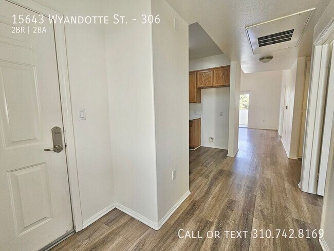 Building Photo - 15643 Wyandotte St