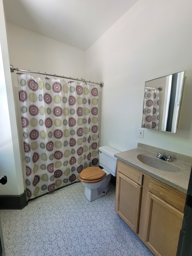 3805 Lamar St Unit 4D, Columbia, SC 29203 Room for Rent in Columbia