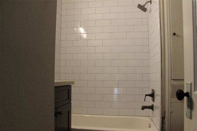 Building Photo - 726 W 25th St