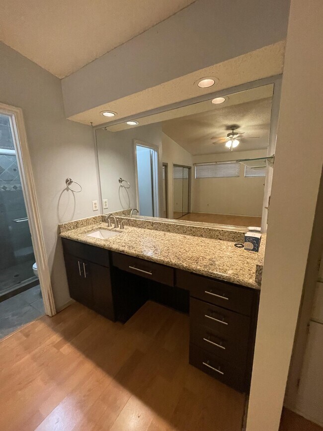 Foto del edificio - 512 Eberhart Ln