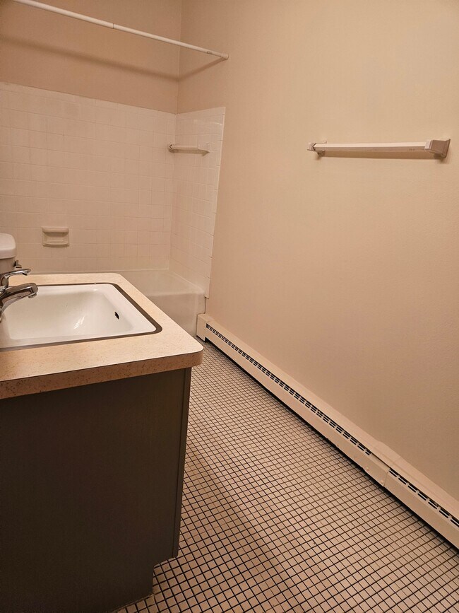 Foto del edificio - 11205 W Bluemound Rd