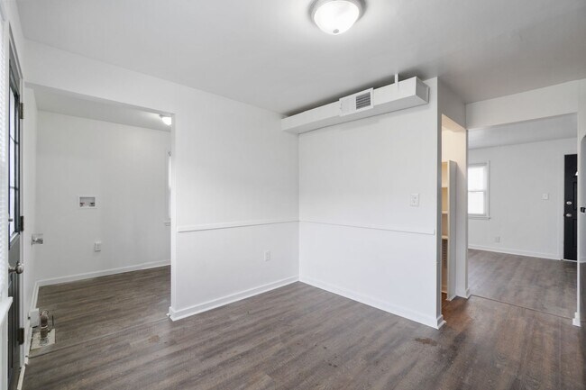 Foto del edificio - Cozy 3-Bedroom, 1-Bathroom Townhouse in Mi...