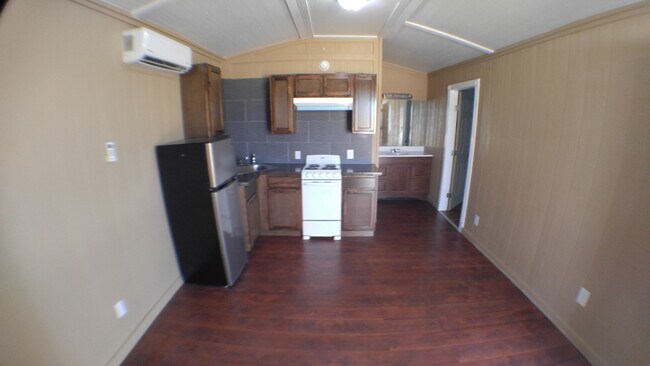 Building Photo - 2024 Family Ln.