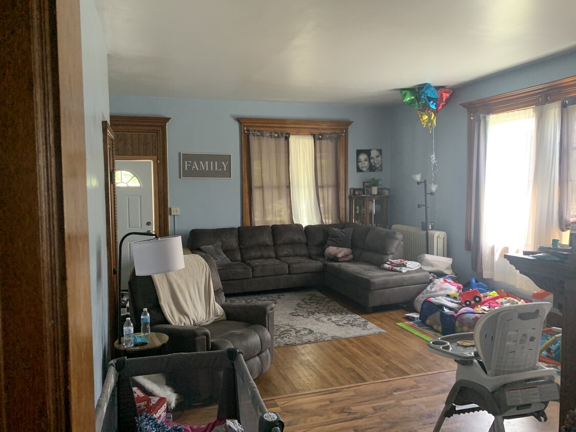 Large living room - 255 N Van Buren St