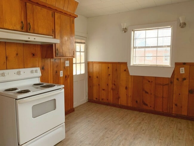 Building Photo - 3 bed 2 bath July Move In - Pre-Leasing