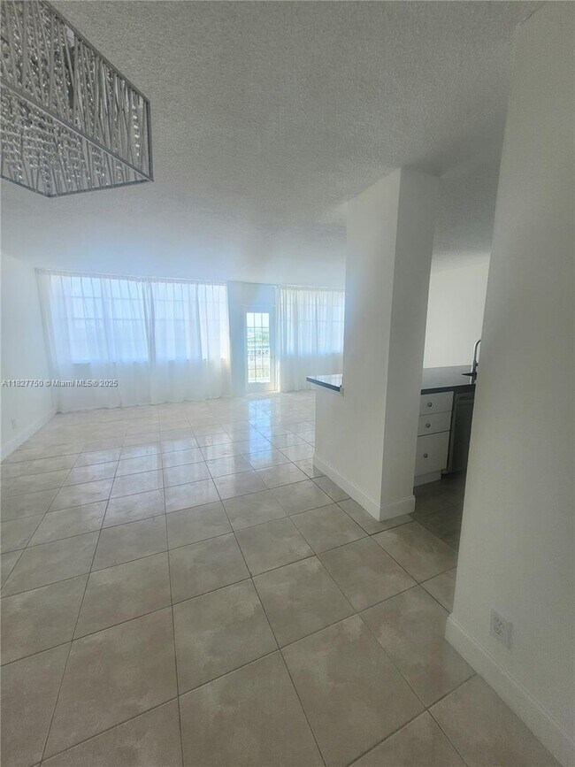 Foto del edificio - 2025 NE 164th St