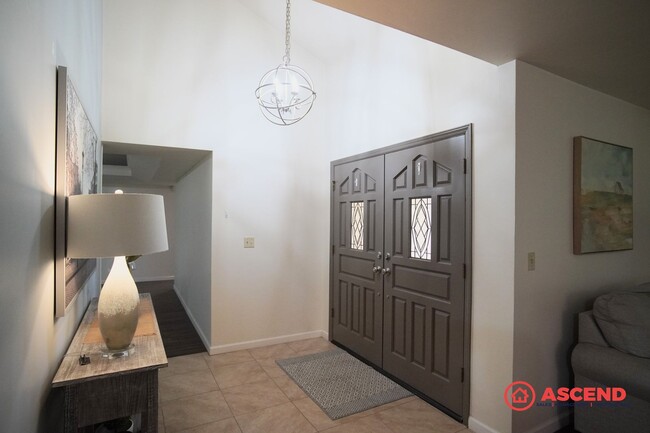 Foto del edificio - FULLY FURNISHED, Beautiful Home Located In Rosedale Area!