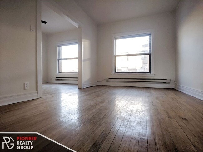 Building Photo - 813 W Waveland Ave