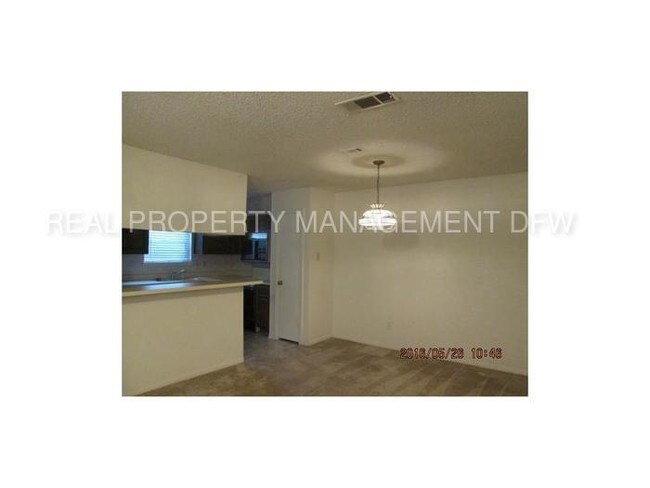 Building Photo - 2106 Rainbow Dr