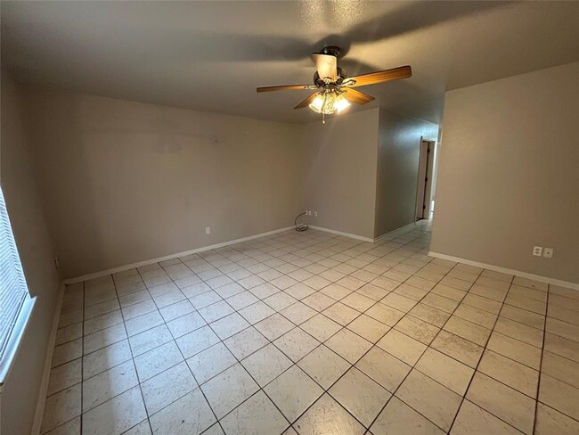 Building Photo - 603 E Sandy Ln