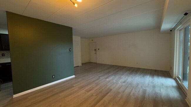 Foto del edificio - 6270 Edsall Rd