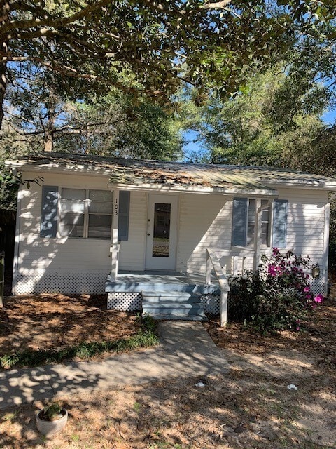 Building Photo - CUTE 2 BDRM COTTAGE CLOSE TO WATER ACCESS