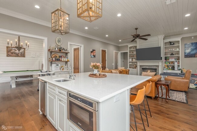 Building Photo - Oak Alley Neighborhood!