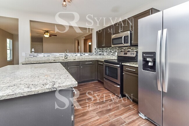 Building Photo - Feel welcome and comfortable in this charm...