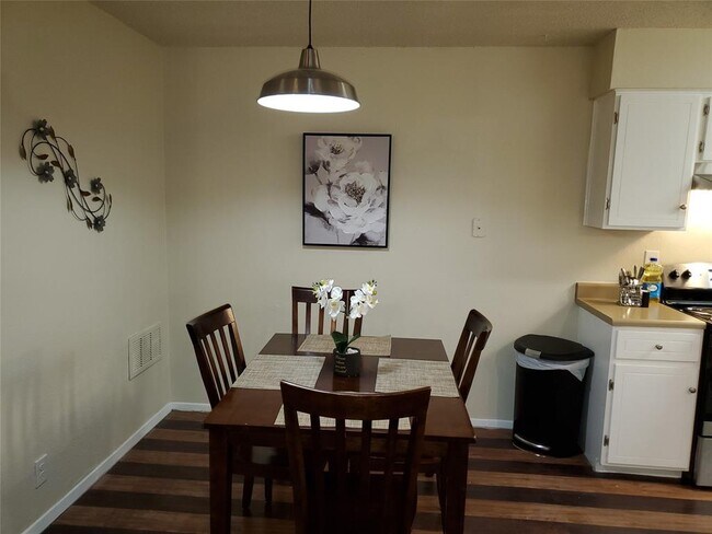 Foto del edificio - 8903 Pineridge Dr