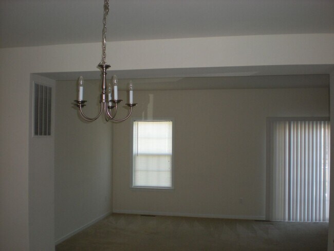 Building Photo - Room for a large family!