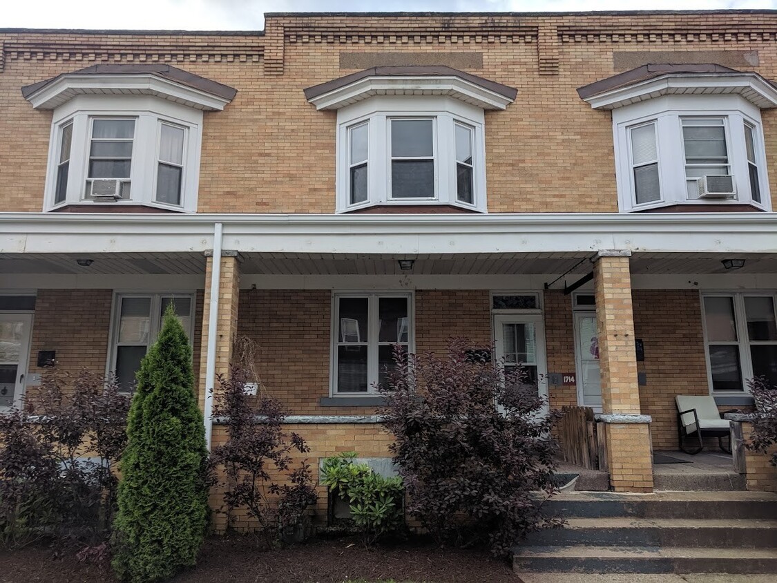 Primary Photo - Updated Row House in Beautiful Morningside!