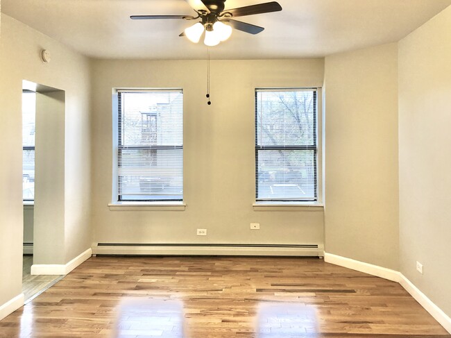 Living room - 4915 S Drexel Apartments