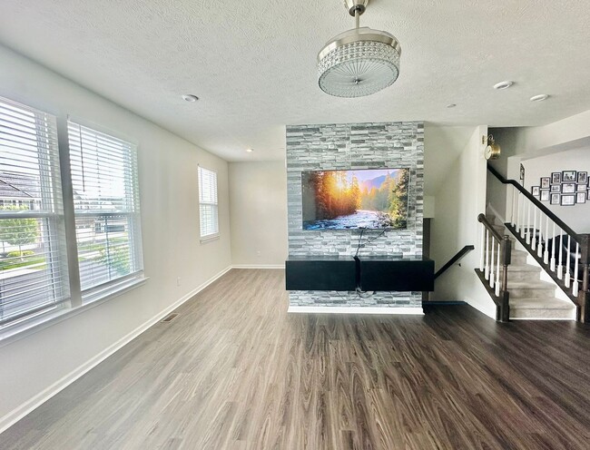 Building Photo - 325 Helenium Dr