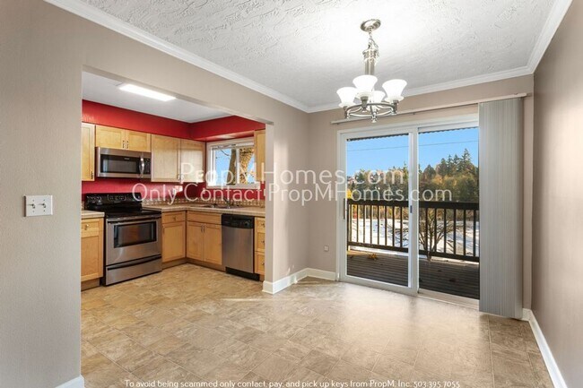 Building Photo - SW Portland Two Bedroom Condo In The Heart Of Burlingame!