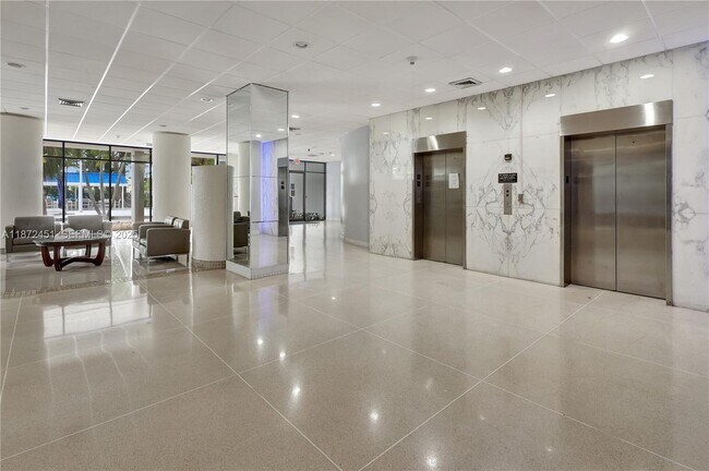 Foto del edificio - 20100 W Country Club Dr