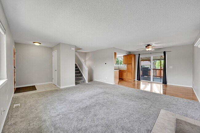 Foto del edificio - 4 bedroom, 2 bath home with 2 car garage