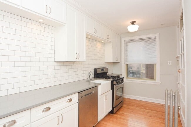 Building Photo - 516 W Surf St