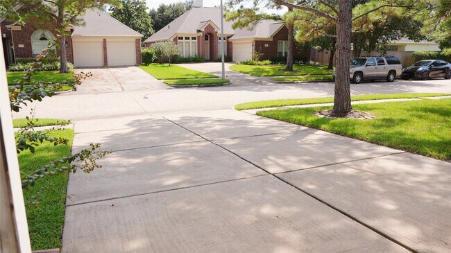 Foto del edificio - 3915 Summerfield Dr