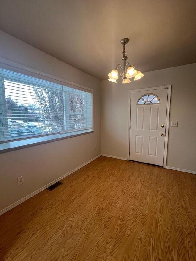 Foto del edificio - Non-Refundable & Security Deposit Total: $...
