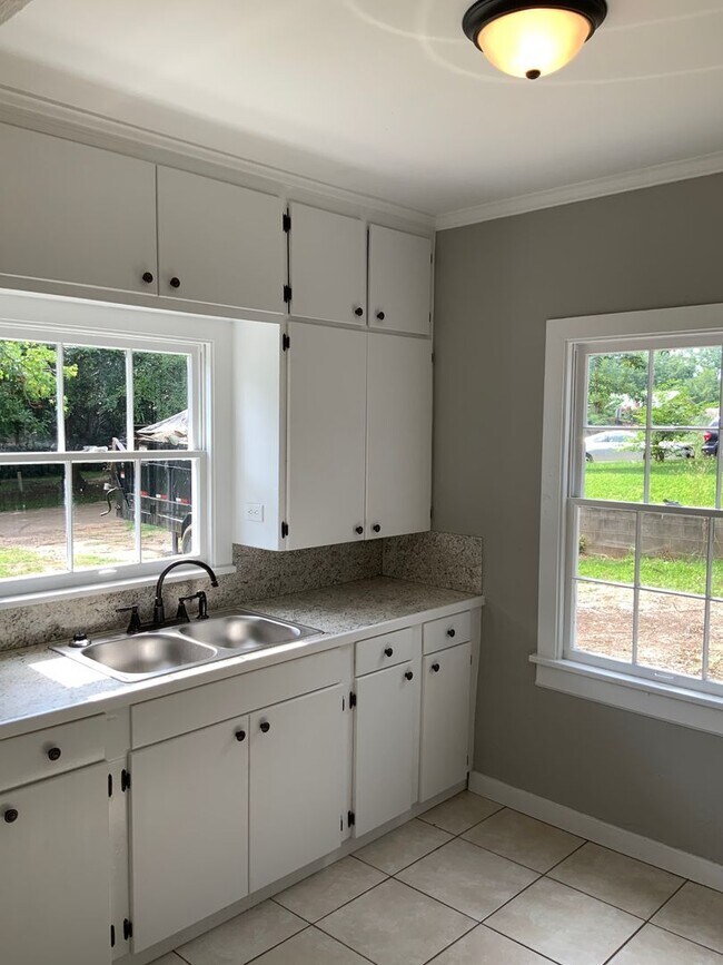 Foto del edificio - Available Now!