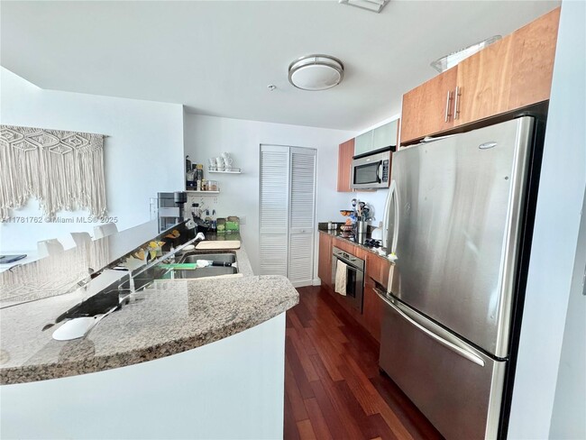 Foto del edificio - 300 S Biscayne Blvd