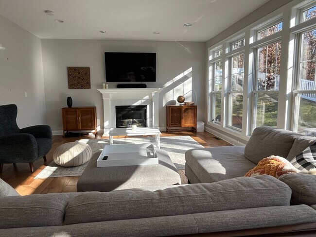 Building Photo - 17 Woodlot Dr
