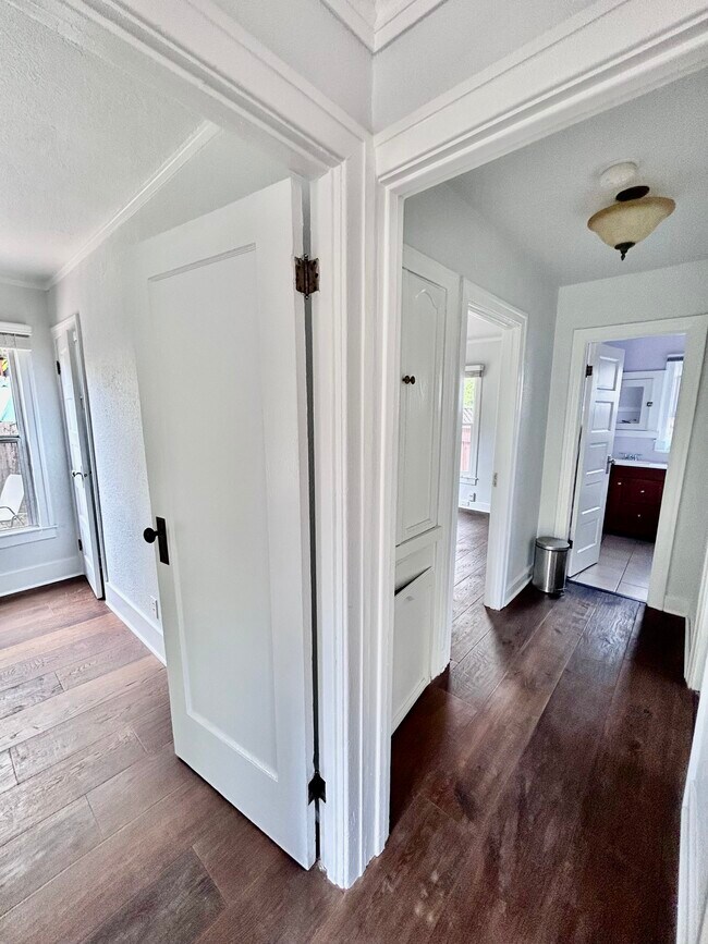 Pasillo - 1613 6th Ave